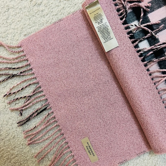 LIMITED EDITION Burberry Cashmere Reversible Scarf In Pale Candy Pink - Picture 4 of 5